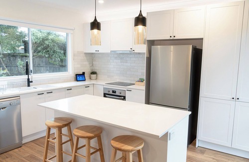 Cowes House | Big Isle Retreat - Walk to Beach, Pool Table, BBQ!, 5min Walk to the Beach! Pool Table, BBQ, Home T