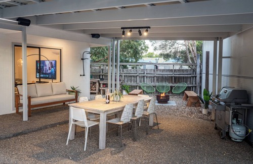 Cowes House | Big Isle Retreat - Walk to Beach, Pool Table, BBQ!, 5min Walk to the Beach! Pool Table, BBQ, Home T