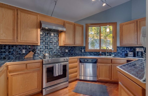 Alpine Meadows House | Big John at Alpine Meadows- Mins to Skiing + Ski Shuttle, Bear Creek HOA