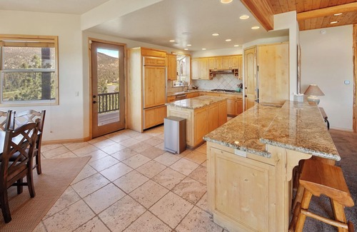 Castle Glen Estates House | BIG Lake Views/King Beds/Garage/Balconies/Games/Snow Summit, Marina, The Village