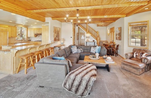 Castle Glen Estates House | BIG Lake Views/King Beds/Garage/Balconies/Games/Snow Summit, Marina, The Village
