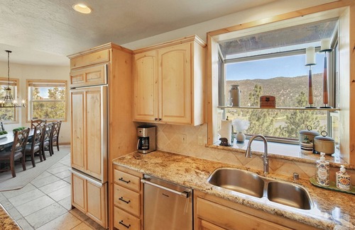 Castle Glen Estates House | BIG Lake Views/King Beds/Garage/Balconies/Games/Snow Summit, Marina, The Village