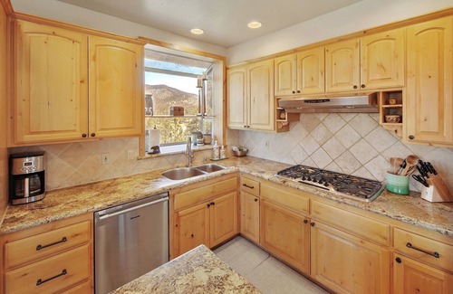 Castle Glen Estates House | BIG Lake Views/King Beds/Garage/Balconies/Games/Snow Summit, Marina, The Village