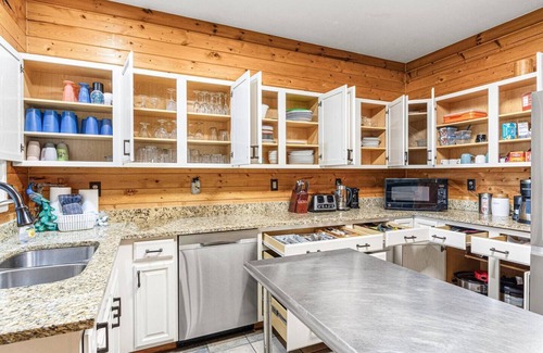 Townsend Cabin | Big Lodge* River Access * 11 beds *Sleeps 22*
