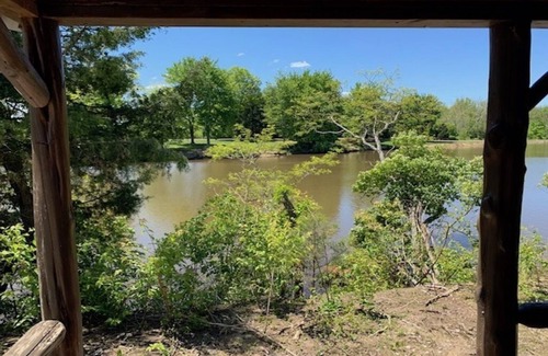 Hamersville Cabin | Big Mike's Cabin on the lake, next to ball diamonds nestled in 3 -cabin village