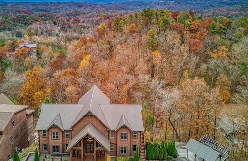 Gatlinburg - Pigeon Forge Cabin | BIG MOOSE LODGE! 16 Bedrooms, LOADED!
