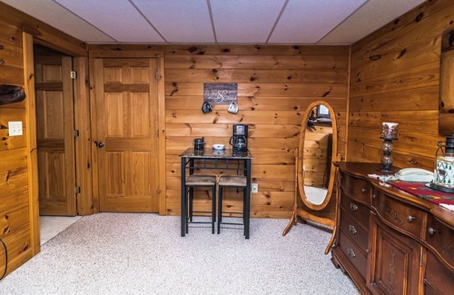 Morganton House | Big Papa Bear Cub House w/Hot Tub & Mountain View
