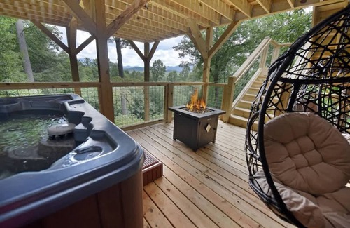 Choestoe Cabin | Big Pine - Mountain view, pet friendly, hot tub