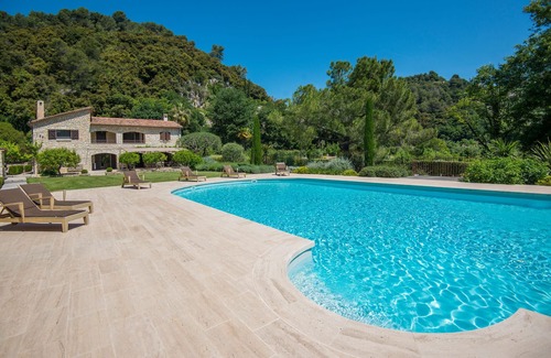 Cagnes-sur-Mer Villa | Big pool, noiseless AIRCON in quality bedrooms, speedy WIFI, pizza oven & more!
