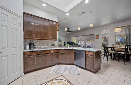 Southeast Arlington House | Big private yard, King bd, near lake & major hwy