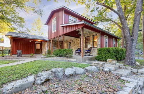 Boerne House | “Big Red”- Boerne Farmhouse, walk to Main Street!