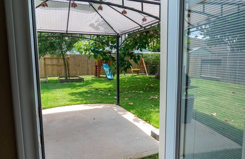 Barker House | Big Relaxing 4 bedroom house, close to I10 and 99