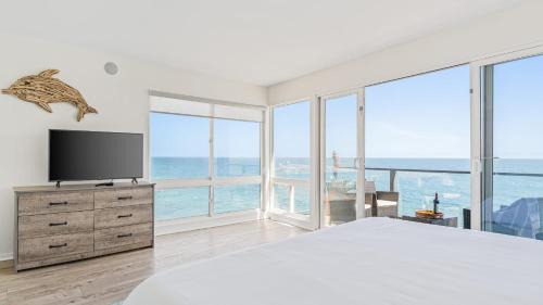Eastern Malibu House | Big Rock Beach Retreat with Oceanfront Balconies Direct Beach Access Sweeping Sunset Views Pacific Coast Outlook by AvantStay