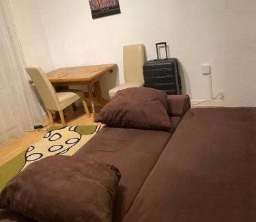 Eschersheim House | Big room for 2 pers, 9 min to trade fare, FREE parking
