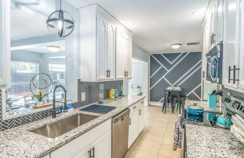 Melbourne House | Big Savings! 5BR Poolside