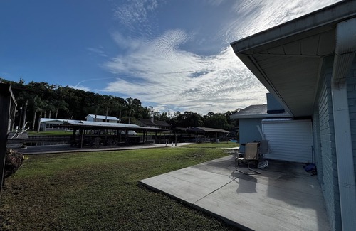 Astor House | Big Soothing 3-bedroom house with AC in Astor on the St John’s River!