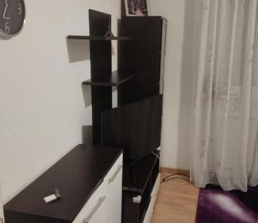 Eschersheim House | Big spacy Room for 2 person,close to trade fair, free parking, supermarket near