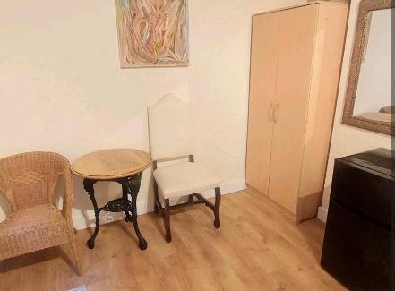London Borough of Hounslow House | BIG TIDY SIZE ROOM WITH OWN TOILET