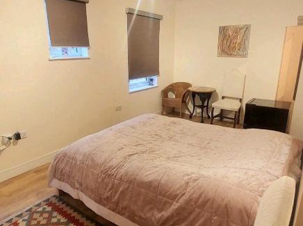 London Borough of Hounslow House | BIG TIDY SIZE ROOM WITH OWN TOILET