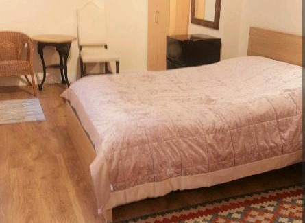 London Borough of Hounslow House | BIG TIDY SIZE ROOM WITH OWN TOILET
