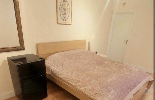 London Borough of Hounslow House | BIG TIDY SIZE ROOM WITH OWN TOILET