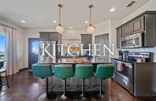 Hot Springs House | Big Views | Hot Tub | Putting Green | Near Town