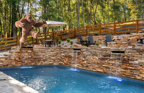Blue Ridge Cabin | Bigfoot Cabin: Heated Pool+Sport Court+Sauna+Hot Tub+Game Room+Deck+Play Place