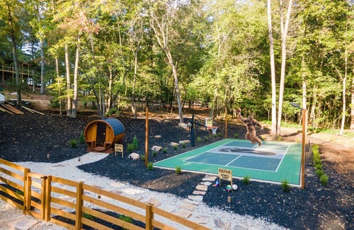 Blue Ridge Cabin | Bigfoot Cabin: Heated Pool+Sport Court+Sauna+Hot Tub+Game Room+Deck+Play Place