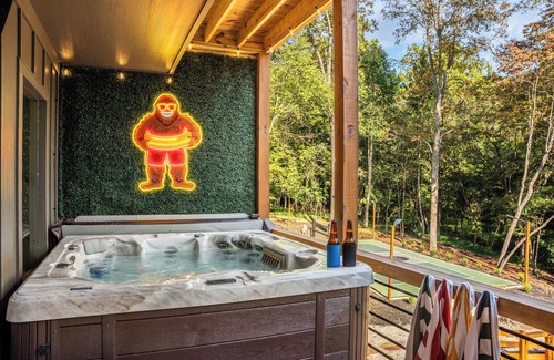 Blue Ridge Cabin | Bigfoot Cabin: Heated Pool+Sport Court+Sauna+Hot Tub+Game Room+Deck+Play Place