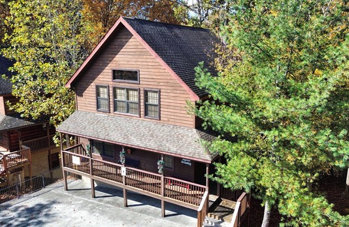 Pigeon Forge Cabin | Bigfoot Crossing - Walk to pool/Theater/No scary drive/Game room/Prime location