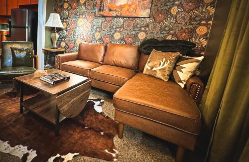 Russell Apartment | Bigfoot Retreat-private Condo 1bed1bathbalcony
