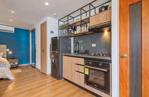 El Poblado Apartment | Biggest studio in the building AC Double head shower