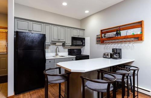 Big White Ski Resort Apartment | BigWhite Ski In-Out Chalet w Priv HotTub & Garage
