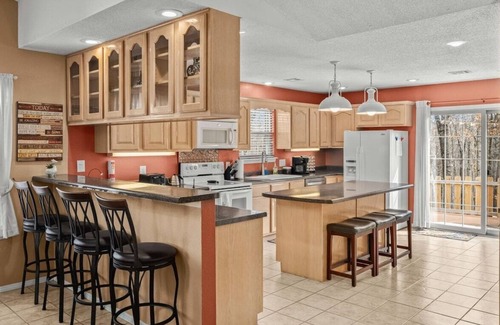 Bella Vista House | Bike -Lovers & Pets Welcome! Modern Home by Bamboozled Trail