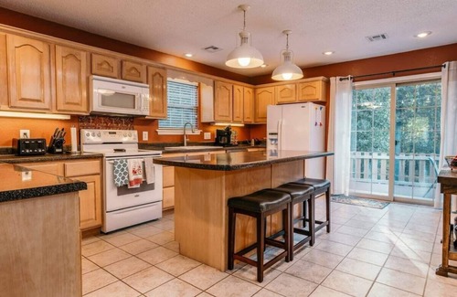 Bella Vista House | Bike -Lovers & Pets Welcome! Modern Home by Bamboozled Trail