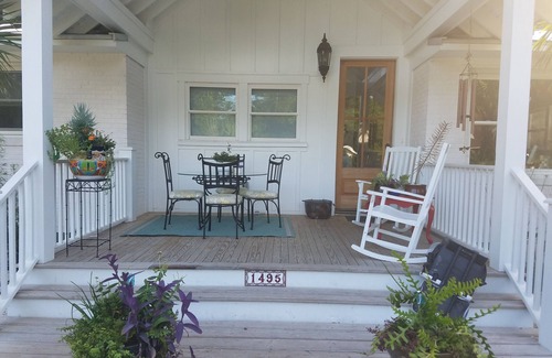 Old Village House | Bike to beach, 10 min to downtown, sleeps 7