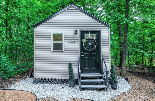 Bella Vista Cabin | Biker's Haven: Cozy Tiny Home w/Outdoor Lounge