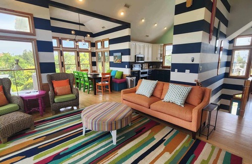 Ocracoke House | Bikini Bottom: Pool, hot tub, spacious and professionally decorated.