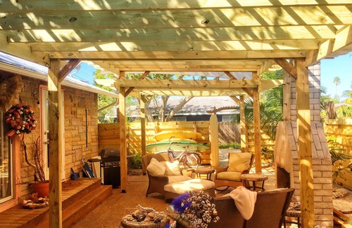 Longbeach Village Cottage | Bikini Top Cottage in the historic village of Longboat Key