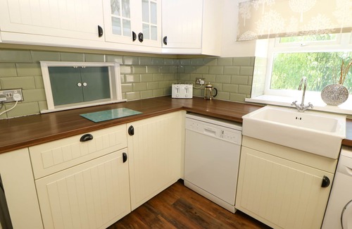 Eastgate Cottage | BILBERRY NOOK COTTAGE, pet friendly, with hot tub in Westgate