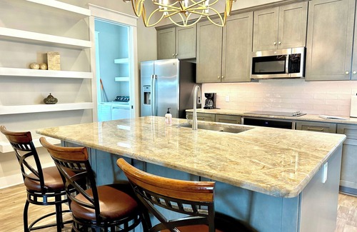 Biloxi Condo | Biloxi Romance - one bed with balcony near Biloxi Beach & one block to casinos!