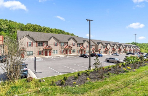 Clarksville Apartment | Biltmore Luxury 1513 #8 Townhomes l 2Bd 2 Bth