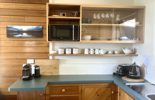 Binalong Bay Cottage | BINALONG BEACH COTTAGE Beachfront Next door to restaurant. King Bed for couples