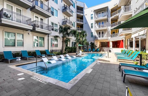 Holly Apartment | Bindel: 1 Bedroom in East Austin, Highly Walkable, Rooftop Views, Pet Friendly!