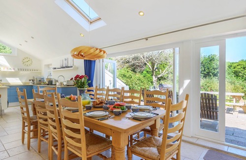 Dittisham Apartment | Binham Cottage is a well-appointed and generous house sleeping 11 guests