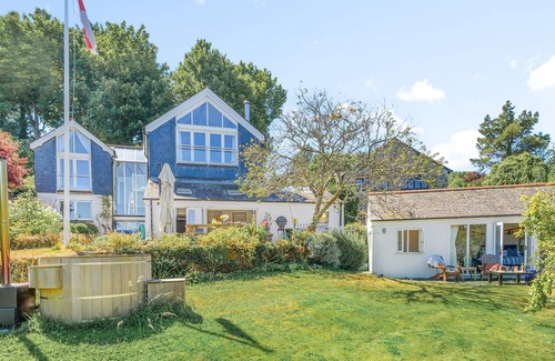 Dittisham Apartment | Binham Cottage is a well-appointed and generous house sleeping 11 guests