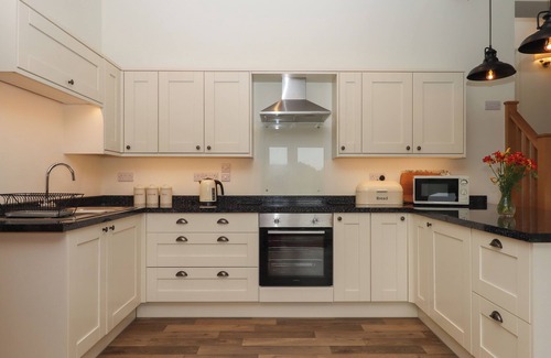 Crediton Cottage | BINNEFORD BARN, family friendly, with hot tub in Cheriton Fitzpaine