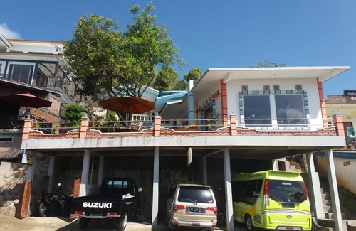 Moni House | Bintang Bungalow Tour & Travel
