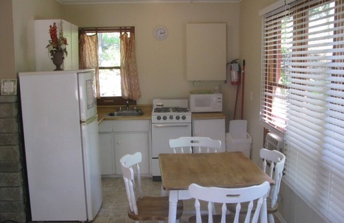 Isaacs Glen Cottage | Birch Cottage at Shiloh Cottages - Fenelon Falls