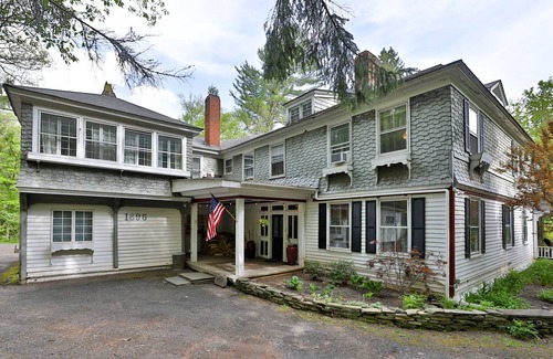 Highmount House | Birch Creek Retreat ~ 8br, 8ba, New Hot Tub + Sauna